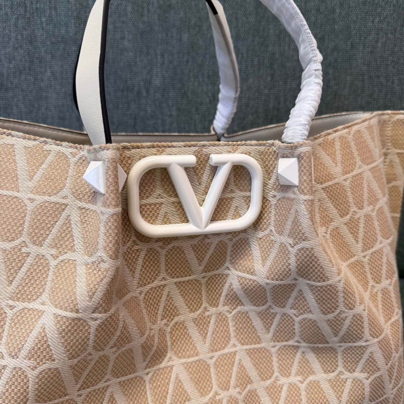 Va1e*ntin0 shopping bag